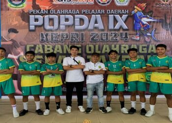 Sekretaris PSTI Kota Tanjungpinang Foto Bersama Dengan Para Atlit Takraw. foto Ist