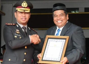 Bupati Suhatri Bur Terima Penghargaan Dari Kapolres di HUT Bhayangkara ke -78