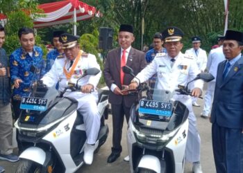 PLN Icon Plus Serahkan Bantuan Operasional 2 Unit Motor Listrik, Upaya Wujudkan Net Zero Emission 2060