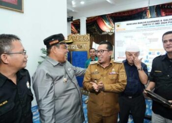 Bupati Suhatri Bur Serahkan Bantuan Untuk Korban Banjir Bandang dan Galodo di Tanah Datar