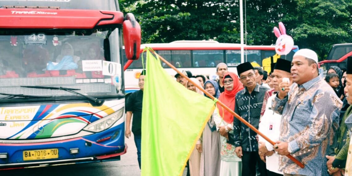 Bupati Suhatri Bur Lepas Jamaah Calon Haji Padang Pariaman, Do’akan Bangsa dan Negara