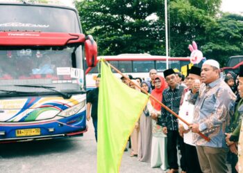 Bupati Suhatri Bur Lepas Jamaah Calon Haji Padang Pariaman, Do’akan Bangsa dan Negara