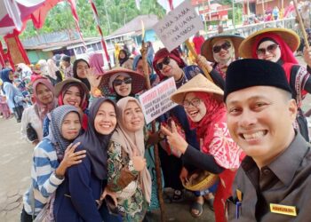 Anggota DPRD Joe Aplinanda Hadiri Acara Pelepasan Pawai  HUT RI ke 79 Di Kecamatan Padang Sago