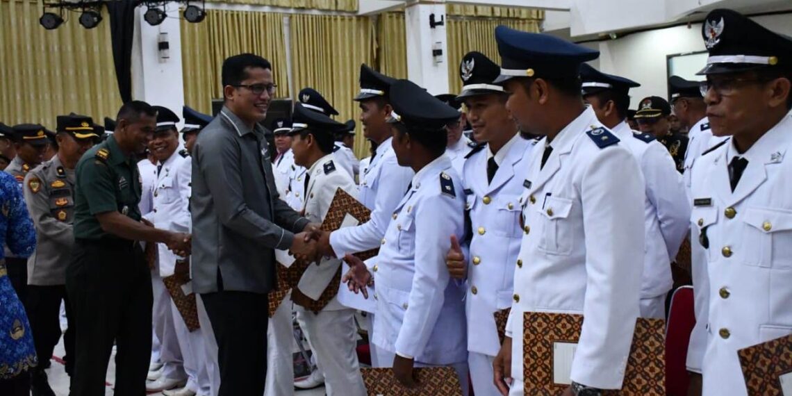 Sekda Rudy R. Rilis Serahkan Perpanjangan SK Masa Jabatan 56 Wali Nagari 