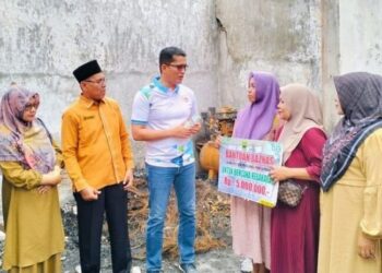 Sekda Padang Pariaman Serahkan Bantuan Korban Bencana Kebakaran