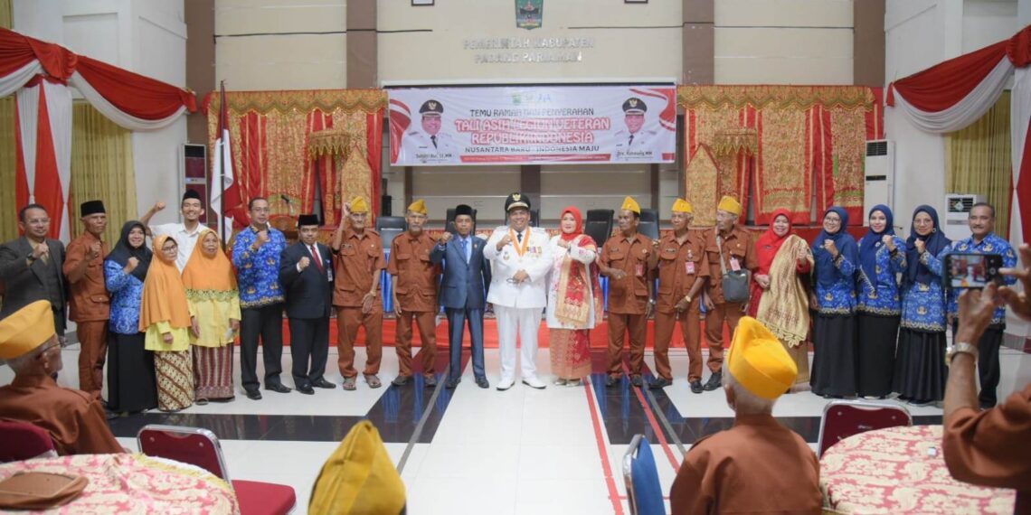 Bupati Serahkan Uang Tunai Dan Seragam Baru Bagi Legiun Veteran, Sebagai Tanda Tali Asih