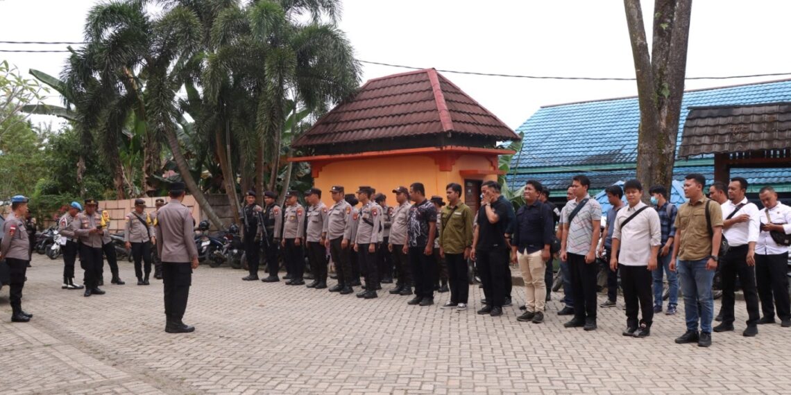 Polres Bengkayang Amankan Jalannya Rapat Pleno KPU Pengundian Nomor Urut Paslon Bupati dan Wakil Bupati.