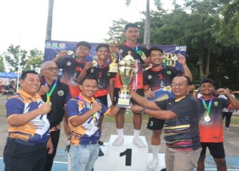 Panitia PSTI CUP I Kota Tanjungpinang Saat Menyerahkan Piala Bergilir Kepada Regu Takraw Juara I. Foto Humas PSTI Tanjungpinang