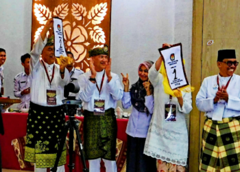 Mantan Bupati Natuna Daeng Rusnadi Hadir Pada Pleno Pencabutan Nonor Urut Paslon Bupati dan Wakil Bupati Natuna Periode 2024-2029