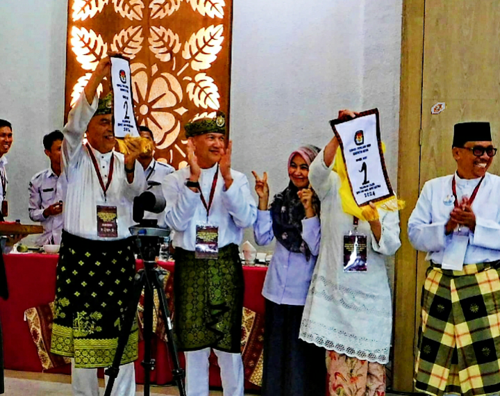 Mantan Bupati Natuna Daeng Rusnadi Hadir Pada Pleno Pencabutan Nonor Urut Paslon Bupati dan Wakil Bupati Natuna Periode 2024-2029