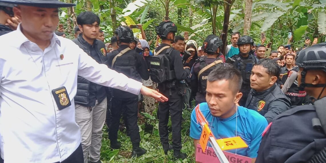 71 Adengan Dalam Rekonstruksi Cara Pelaku Membunuh Korban Nia Kurnia Sari Penjual Gorengan