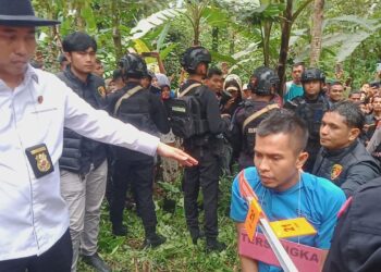 71 Adengan Dalam Rekonstruksi Cara Pelaku Membunuh Korban Nia Kurnia Sari Penjual Gorengan