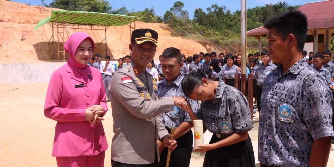 Perinagati HKGB ke 72 Polres & Bayang Kari Bengkayang Bagikan 150 Tumbler Kepada Siswa SMA Negeri 1 Lumar