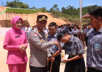 Perinagati HKGB ke 72 Polres & Bayang Kari Bengkayang Bagikan 150 Tumbler Kepada Siswa SMA Negeri 1 Lumar