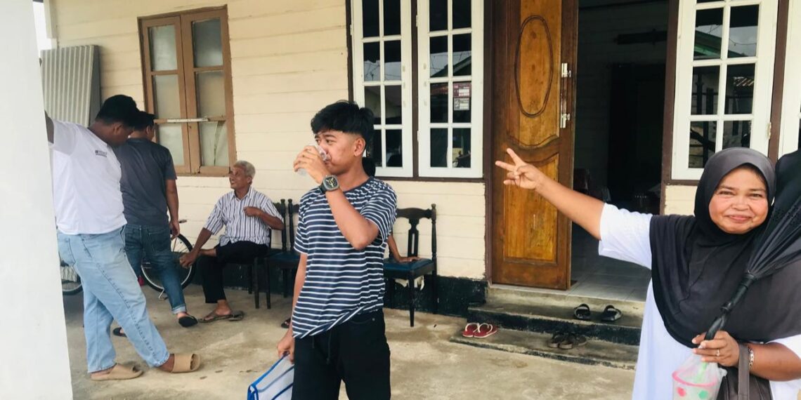 Semangat Perubahan di Warga Penyengat terus Mengalir Tempel Stiker Rudi-Rafiq di Rumah-Rumah