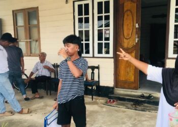 Semangat Perubahan di Warga Penyengat terus Mengalir Tempel Stiker Rudi-Rafiq di Rumah-Rumah