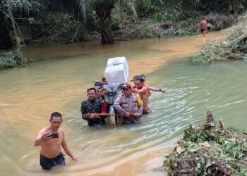 Personel TNI-Polri Berjuang Kawal Kotak Suara Ditengah Banjir di Kecamatan Ledo