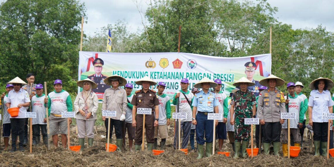 Upaya Dukung Program Ketahanan Pangan Polres Bengkayang Tanam Jagung