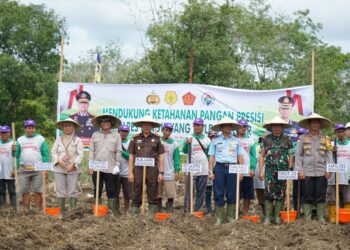 Upaya Dukung Program Ketahanan Pangan Polres Bengkayang Tanam Jagung
