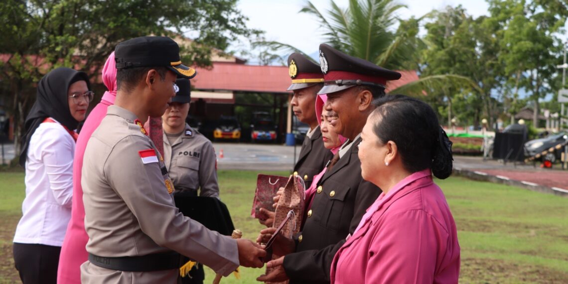 Kapolres Bengkayang Pimpin Upacara Wisuda dan Purna Bakti Pelepasan Personel