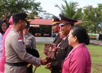 Kapolres Bengkayang Pimpin Upacara Wisuda dan Purna Bakti Pelepasan Personel
