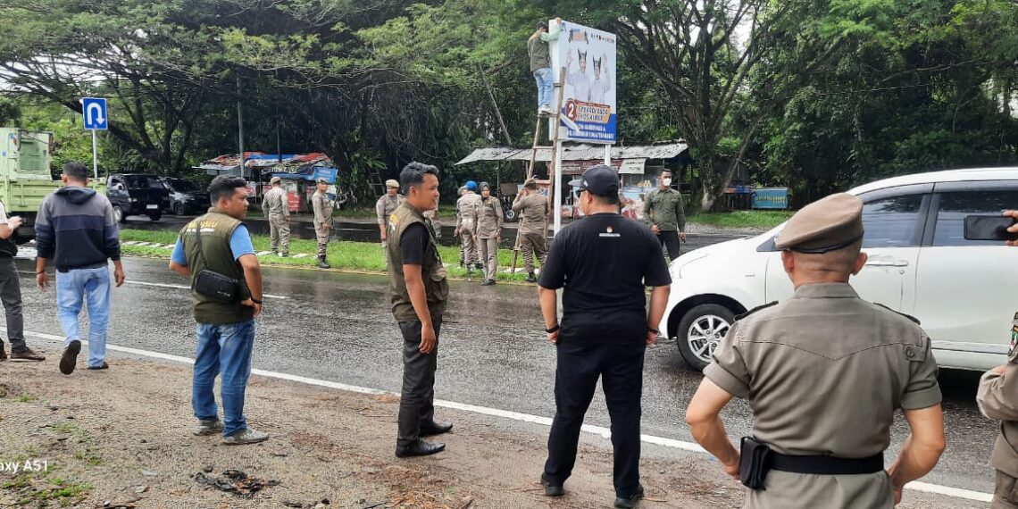 KPU Padang Pariaman Bersama Bawaslu Tertibkan APK Calon Bupati dan Wakil Bupati
