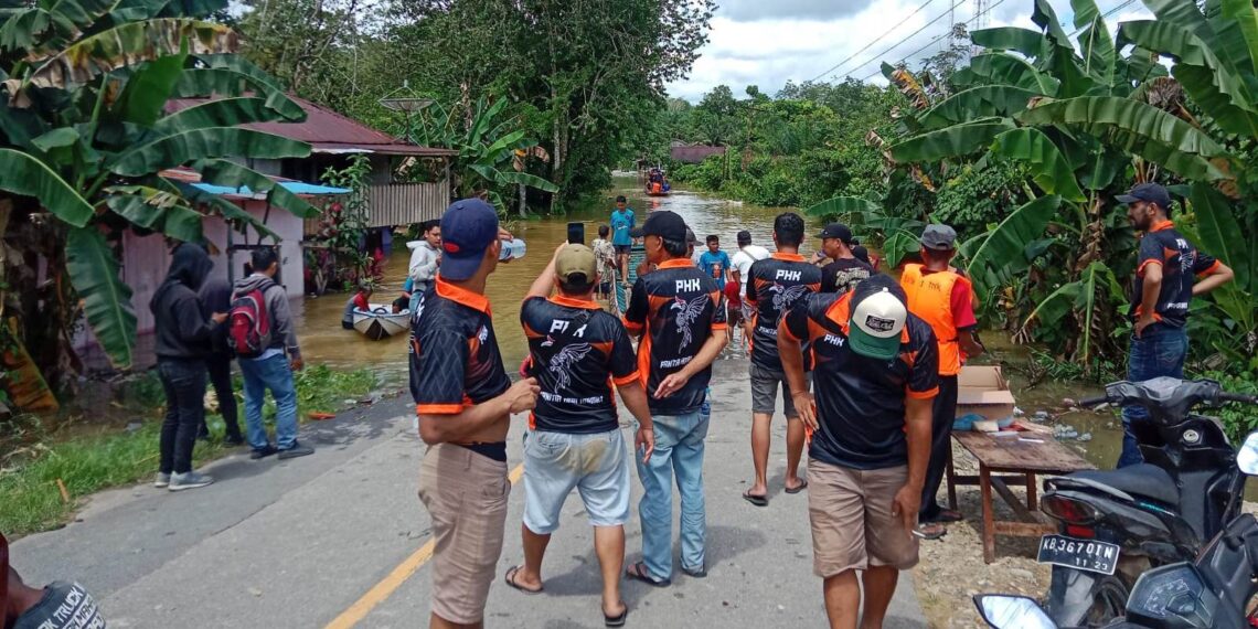 Sekelompok Pemuda Mengatasnamakan PHK Galang Bantuan Sosial Untuk Korban Bencana Banjir di Bengkayang