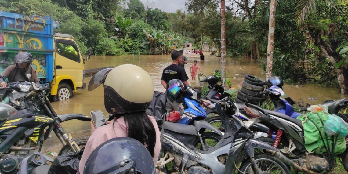 Badan Jalan Raya Poros Trans Bengkayang Terendam Banjir