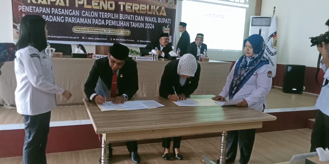 Rapat Pleno KPU Padang Pariaman Tetapkan John Kenedy Aziz & Rahmat Hidayat Sebagai Bupati Dan Wakil Bupati Priode 2025-2030
