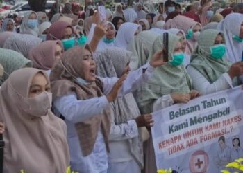 Ratusan Bidan di Padang Pariaman Unjuk Rasa Tuntut Kepastian Status PPPK