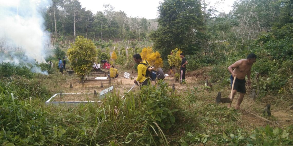 Menyabut Bulan Suci Ramadhan Warga Kampung Kuit Duara Goro  Bersihkan Area Pemakaman