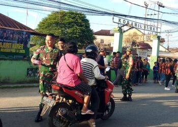 Momen Ramadhan 1446 H, Dandim 1209/Bengkayang Bagikan Takjil Kepada Warga