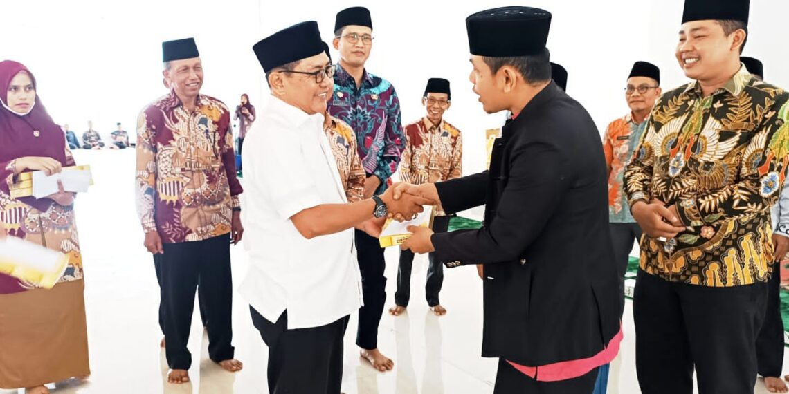 Serahkan Zakat Pada Bulan Ramadhan 1446 H, Bupati JKA Sebut Keberadaan Baznas Sangat Penting