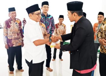 Serahkan Zakat Pada Bulan Ramadhan 1446 H, Bupati JKA Sebut Keberadaan Baznas Sangat Penting