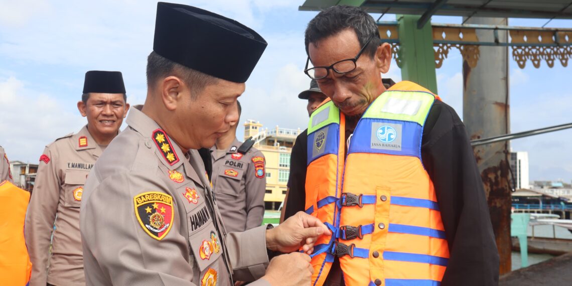 Kapolresta Tanjungpinang & Jajaran Bagikan 20 Jaket Pelampung, 150 Makan Takjil Kepada Masyarakat 