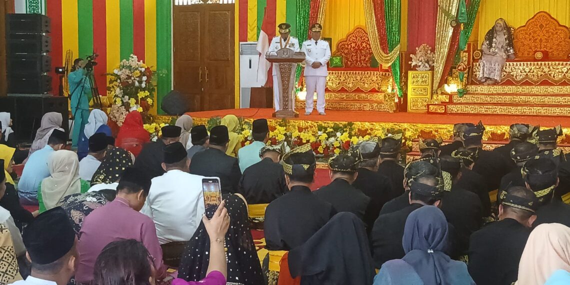 Usai Dilantik Gubernur & Wakil Gubernur Ansar/Nyanyang Disambut Tepak Tepung Tawar Digedung Lam