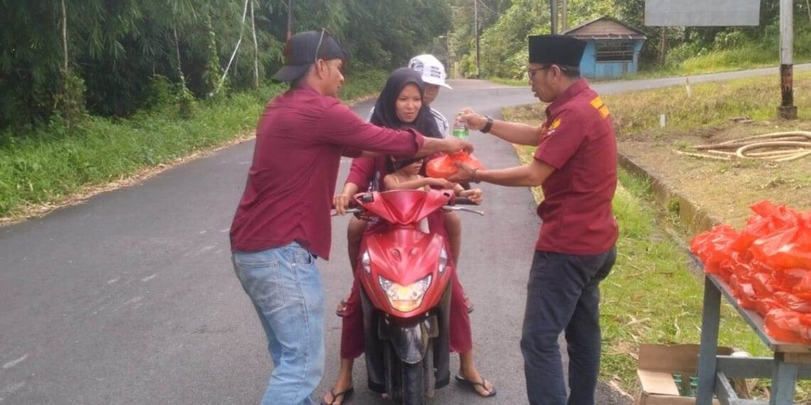 Indahnya Kebersamaan Berbagi Takjil Pada Bulan Suci Ramadhan.