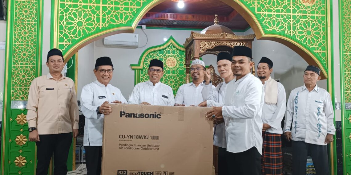 Sejak Dilantik Jadi Bupati JKA-Rahmat Tunaikan Niatnya Sholat Jum’at Perdana Di Masjid Nurul Haq