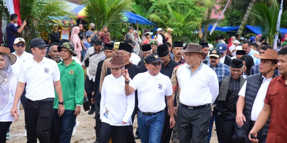 Tumpah Ruah Pengunjung Saksikan Event Pacu Kuda di Padang Pariaman.