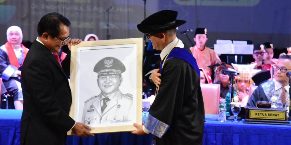 Bupati Diberi Penghargaan Fotonya Bentuk Lukisan Di Acara Wisuda Mahasiswa  Kampus ISI