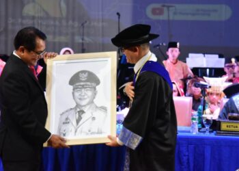 Bupati Diberi Penghargaan Fotonya Bentuk Lukisan Di Acara Wisuda Mahasiswa  Kampus ISI