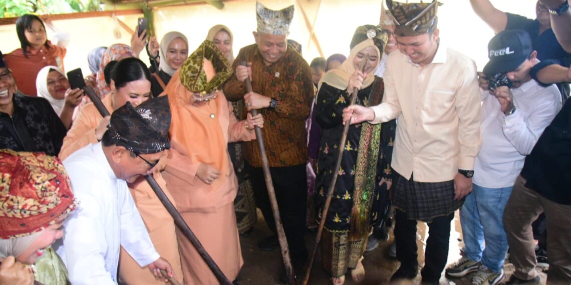 Tampilkan Juadah Pada Festival, Bupati JKA Hadirkan Wamen UMKM ke Padang Pariaman