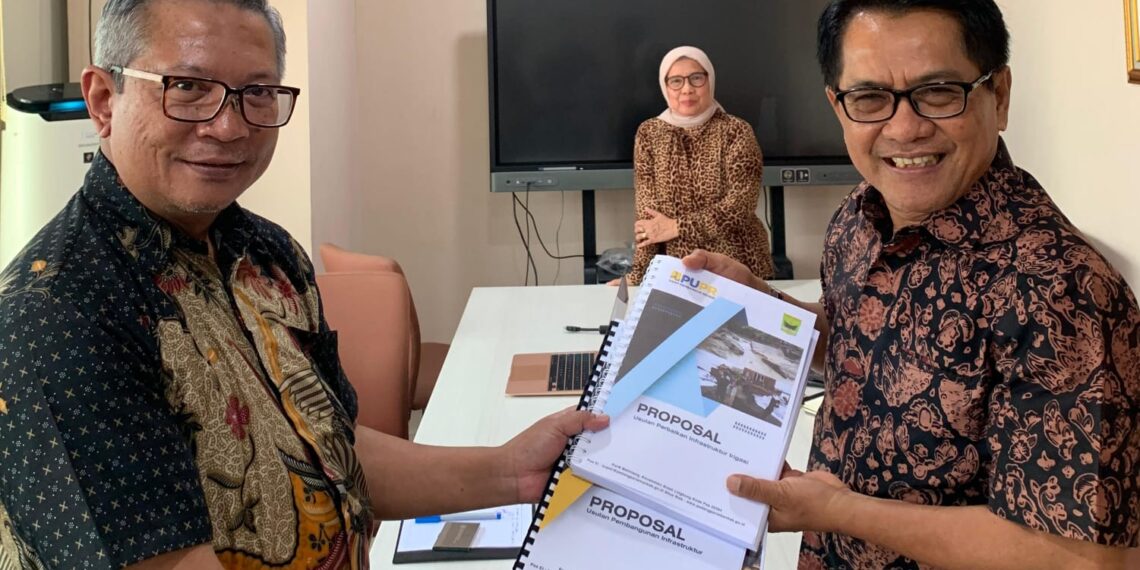 Gigih dan Serius Bupati John Kenedy Azis Serahkan Proposal Infrastruktur Ke Bappenas