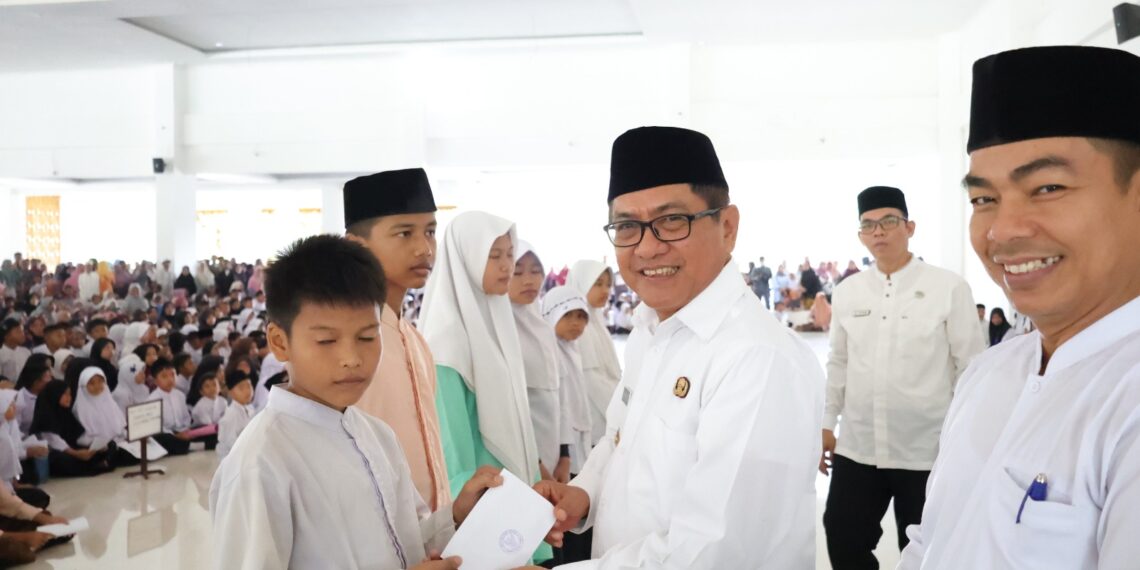 Bupati Serukan Pentingnya Pendidikan, Saat Serahkan Bantuan Beasiswa Untuk SD/SMP Se Padang Pariaman