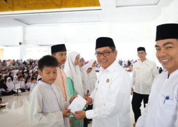 Bupati Serukan Pentingnya Pendidikan, Saat Serahkan Bantuan Beasiswa Untuk SD/SMP Se Padang Pariaman
