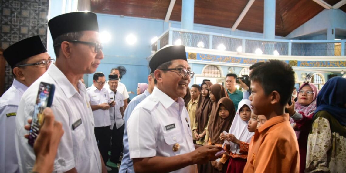 Bupati JKA Salurkan Beasiswa Baznas Tahap III Di L ima Kecamatan