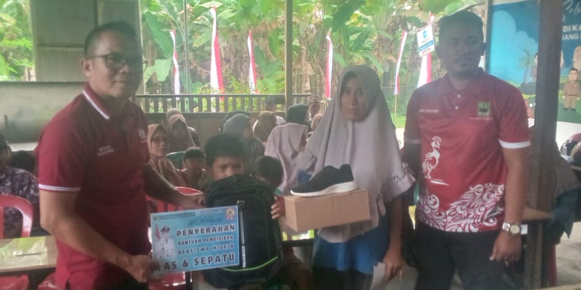 Program Bantuan Sekolah, Wali Nagari Ambung Kapua Bagikan Sepatu Dan Tas Sekolah Siswa SD