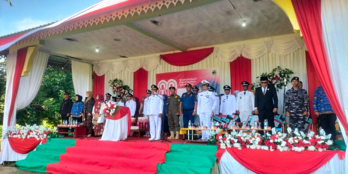 Camat Lingga Utara Pimpin Upacara HUT RI RI ke 80 Berjalan Lancar