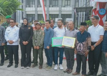 Anggota DPR RI Cindy Monica Salsabila Salurkan Bantuan Pangan di Padang Pariaman