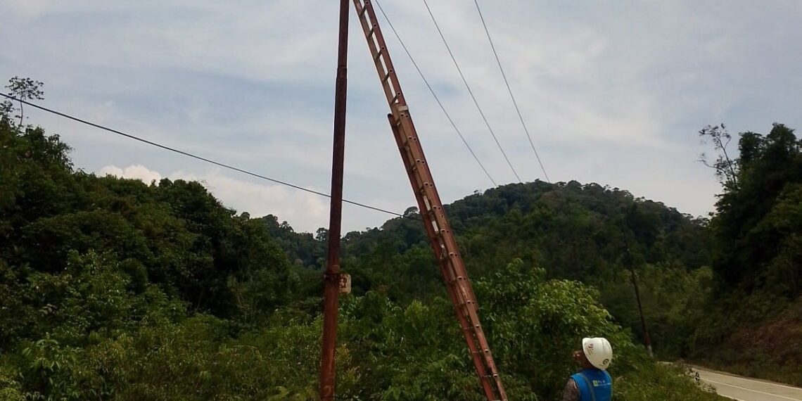 PLN ULP Dabo Singkep Tingkatkan Keandalan Listrik, Pasang Cover Bushing FCO